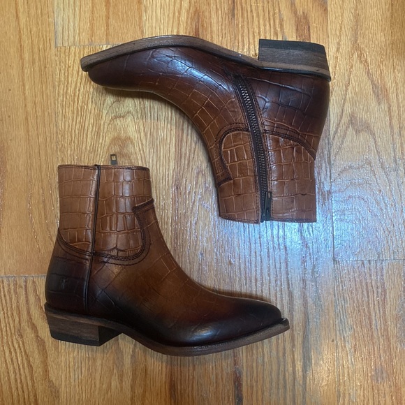 NWT Frye Billy Inside Zip Ankle Boot in Tan Croc Size 6 - Picture 3 of 16